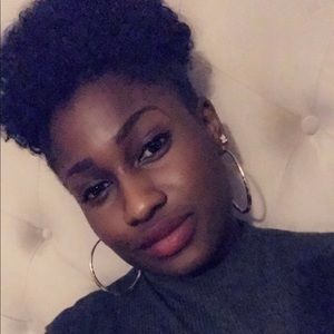 Meet your Posher, Adonia